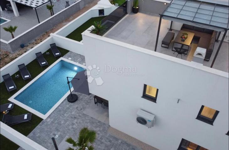 VRSI S2– MODERN DUPLEX HOUSE WITH HEATED SWIMMING POOL