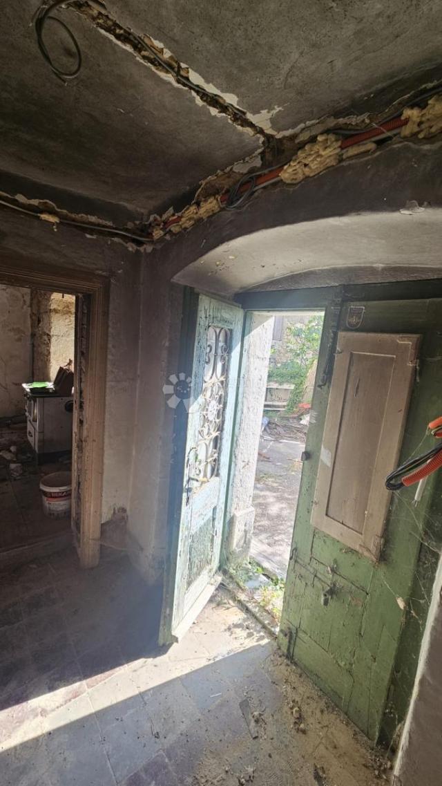 Samostojeća kuća u visokoj rou- bazi Kraljevica, Križišće 