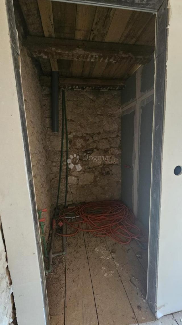 Samostojeća kuća u visokoj rou- bazi Kraljevica, Križišće 