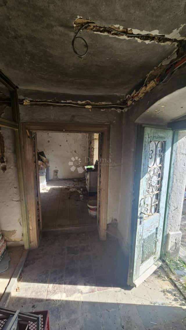 Samostojeća kuća u visokoj rou- bazi Kraljevica, Križišće 