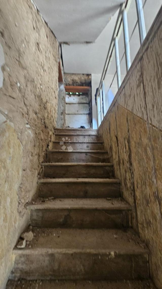 Samostojeća kuća u visokoj rou- bazi Kraljevica, Križišće 