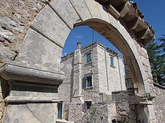 Šarmantna kamena kuća sa bazenom