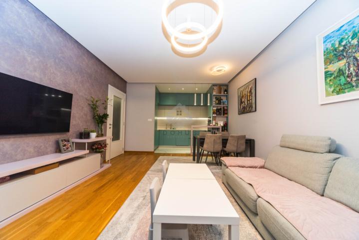 Dvosoban namješten stan 63m2 + garaža, City Kej – Podgorica