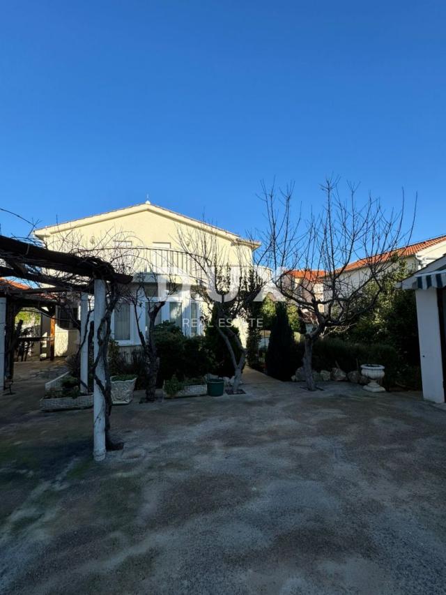 ŠIBENIK, VODICE - Prekrasna samostojeća kuća u Vodicama!