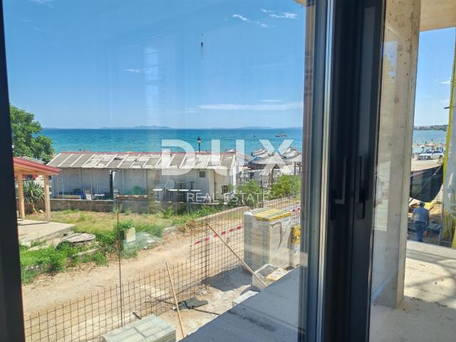 ZADAR, VIR – Luxuriöse Wohnung mit Dachterrasse und wunderschönem Meerblick vor dem Strand Jadro! BS