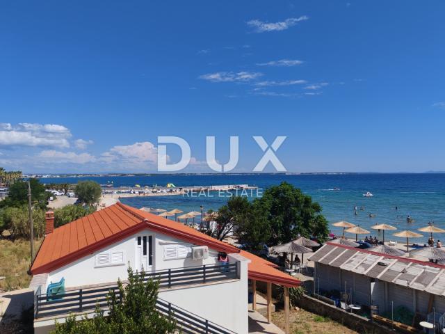 ZADAR, VIR – Luxuriöse Wohnung mit Dachterrasse und wunderschönem Meerblick vor dem Strand Jadro! BS