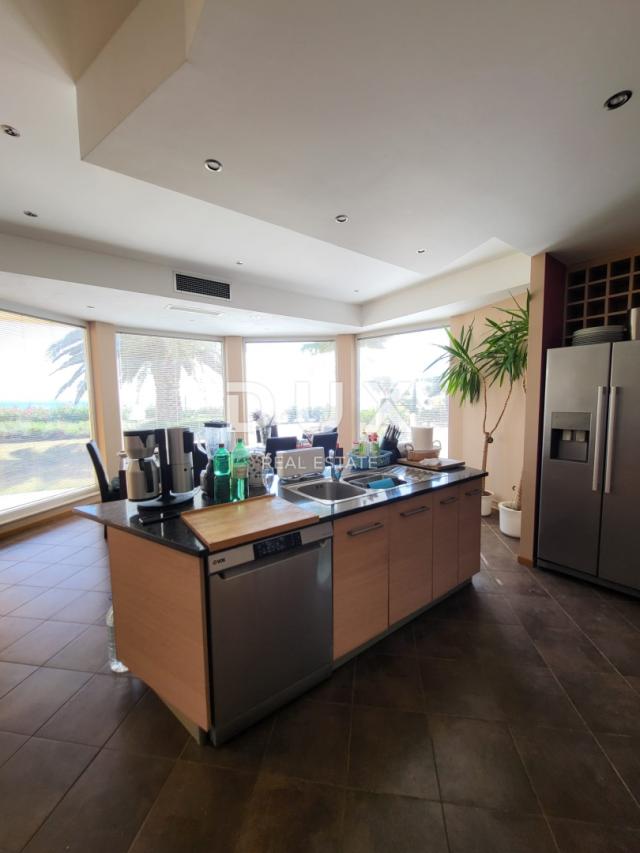 PRIVLAKA, ZADAR – EXKLUSIVE GELEGENHEIT – Wohnung in der 1. Reihe zum Meer!