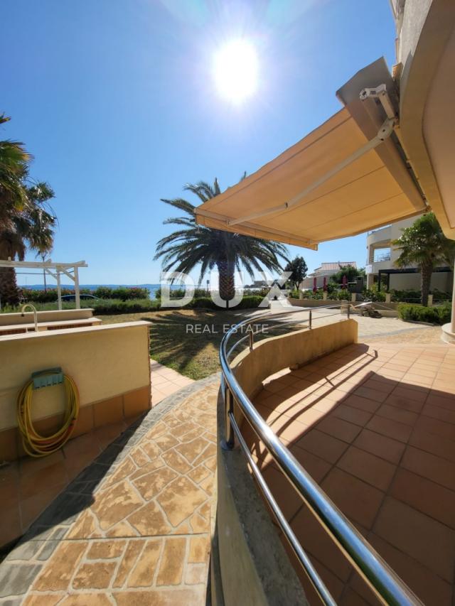 PRIVLAKA, ZADAR – EXKLUSIVE GELEGENHEIT – Wohnung in der 1. Reihe zum Meer!