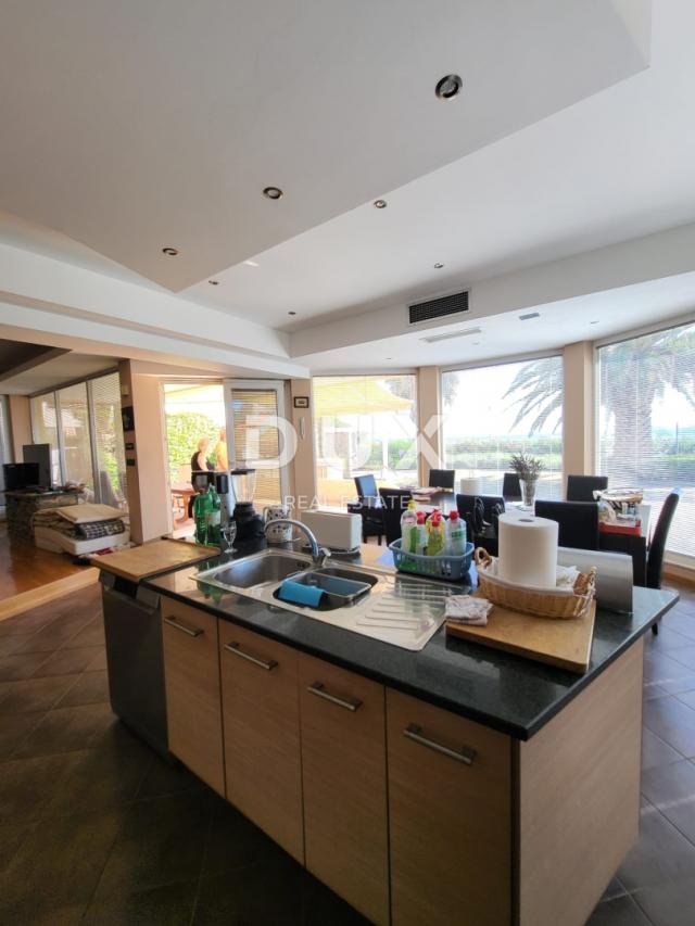 PRIVLAKA, ZADAR – EXKLUSIVE GELEGENHEIT – Wohnung in der 1. Reihe zum Meer!