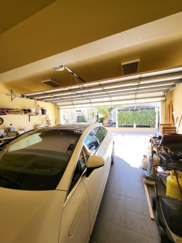 PRIVLAKA, ZADAR – EXKLUSIVE GELEGENHEIT – Wohnung in der 1. Reihe zum Meer!
