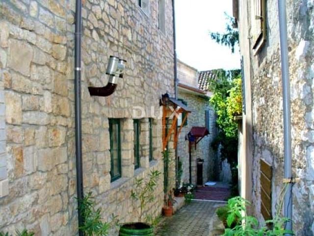 MURTER, BETINA - PRILIKA! Šarmantna kamena kuća na 3 etaže