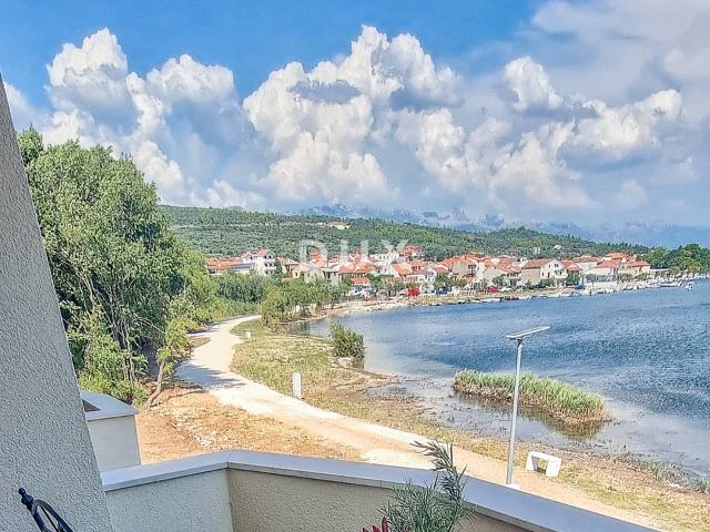 ZADAR, POSEDARJE - samostojeća kuća prvi red do Novigradskog mora s prostranim dvorištem