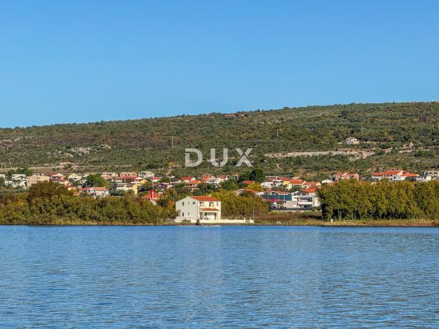 ZADAR, POSEDARJE - samostojeća kuća prvi red do Novigradskog mora s prostranim dvorištem