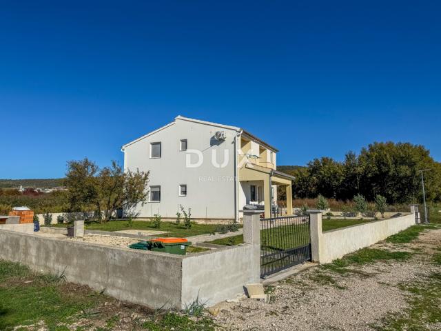 ZADAR, POSEDARJE - samostojeća kuća prvi red do Novigradskog mora s prostranim dvorištem