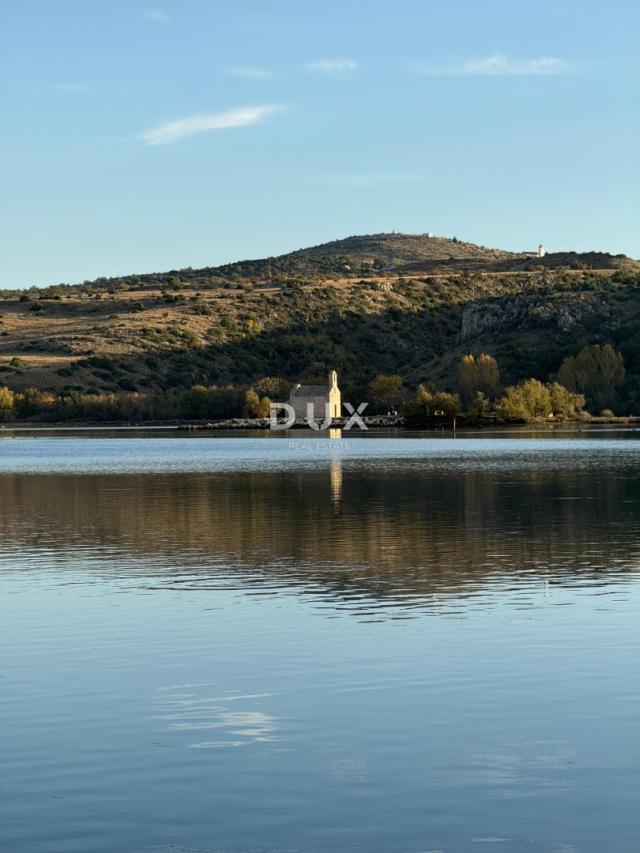 ZADAR, POSEDARJE - samostojeća kuća prvi red do Novigradskog mora s prostranim dvorištem