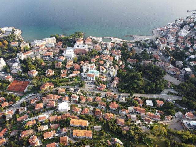 OPATIJA, CENTAR - građevinsko zemljište 950m2 s građ. dozvolom i panoramskim pogledom na more za obi
