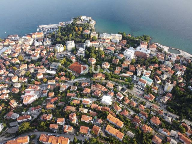 OPATIJA, CENTAR - građevinsko zemljište 950m2 s građ. dozvolom i panoramskim pogledom na more za obi