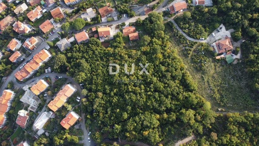 OPATIJA, CENTAR - građevinsko zemljište 950m2 s građ. dozvolom i panoramskim pogledom na more za obi