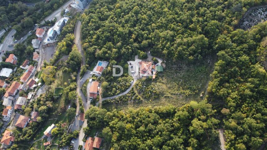 OPATIJA, CENTAR - građevinsko zemljište 950m2 s građ. dozvolom i panoramskim pogledom na more za obi