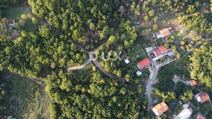 OPATIJA, CENTAR - građevinsko zemljište 950m2 s građ. dozvolom i panoramskim pogledom na more za obi
