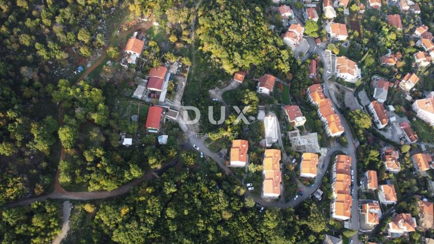 OPATIJA, CENTAR - građevinsko zemljište 950m2 s građ. dozvolom i panoramskim pogledom na more za obi