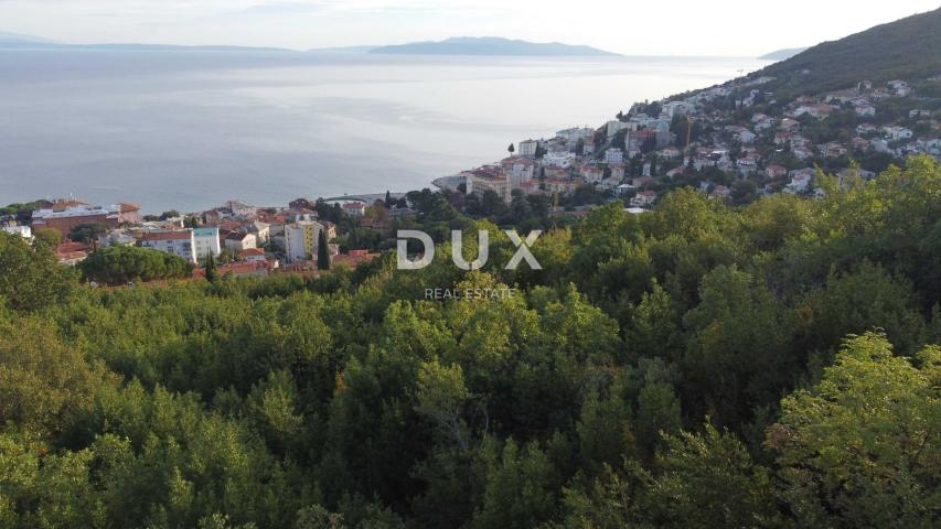 OPATIJA, CENTAR - građevinsko zemljište 950m2 s građ. dozvolom i panoramskim pogledom na more za obi