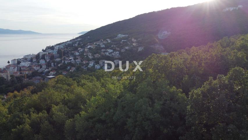 OPATIJA, CENTAR - građevinsko zemljište 950m2 s građ. dozvolom i panoramskim pogledom na more za obi