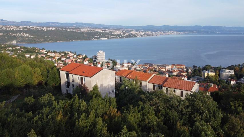OPATIJA, CENTAR - građevinsko zemljište 950m2 s građ. dozvolom i panoramskim pogledom na more za obi