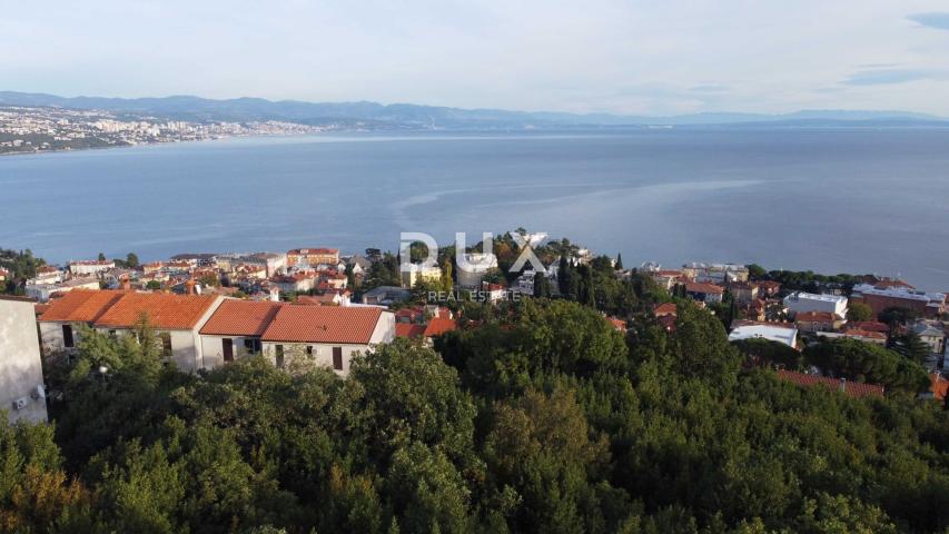 OPATIJA, CENTAR - građevinsko zemljište 950m2 s građ. dozvolom i panoramskim pogledom na more za obi