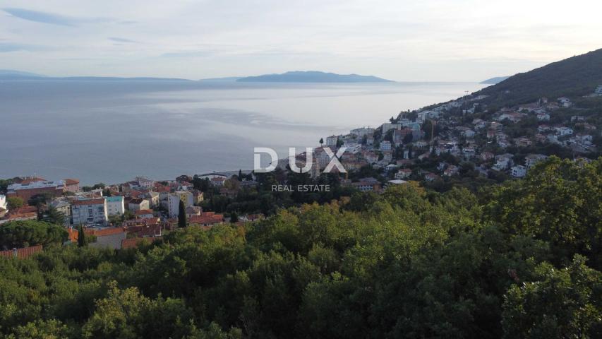 OPATIJA, CENTAR - građevinsko zemljište 950m2 s građ. dozvolom i panoramskim pogledom na more za obi