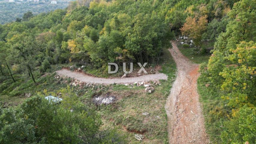 OPATIJA, CENTAR - građevinsko zemljište 950m2 s građ. dozvolom i panoramskim pogledom na more za obi