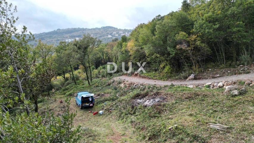 OPATIJA, CENTAR - građevinsko zemljište 950m2 s građ. dozvolom i panoramskim pogledom na more za obi