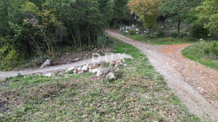 OPATIJA, CENTAR - građevinsko zemljište 950m2 s građ. dozvolom i panoramskim pogledom na more za obi