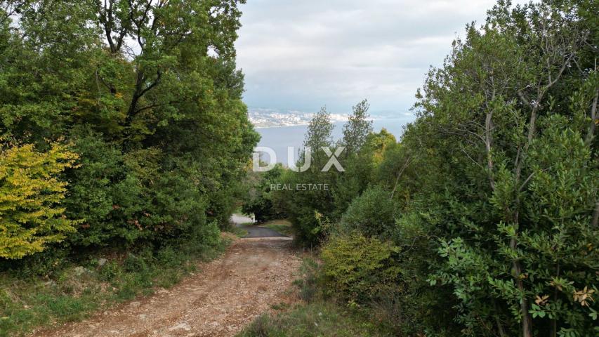 OPATIJA, CENTAR - građevinsko zemljište 950m2 s građ. dozvolom i panoramskim pogledom na more za obi