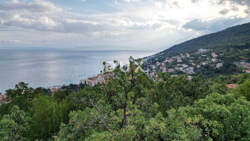 OPATIJA, CENTAR - građevinsko zemljište 950m2 s građ. dozvolom i panoramskim pogledom na more za obi