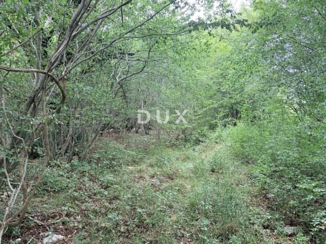 OTOK KRK, OMIŠALJ – Poljoprivredno zemljište uz asfaltiranu cestu, 1.430 m²