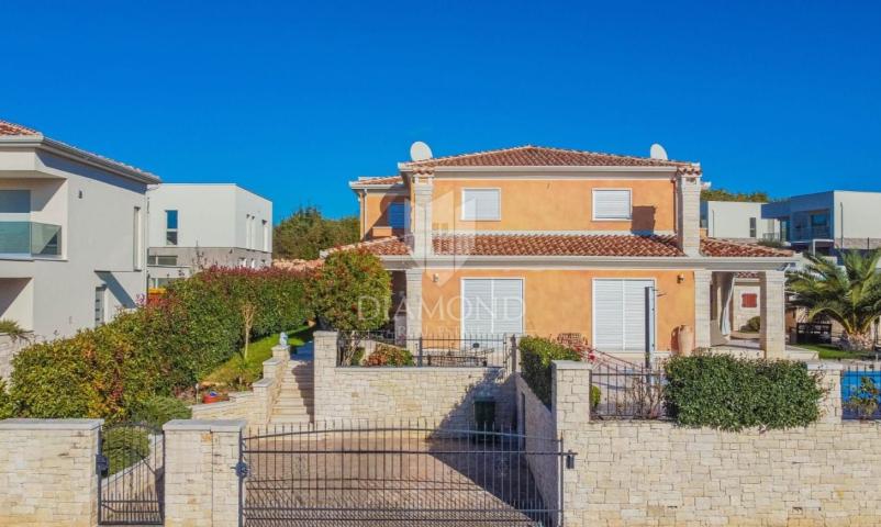 Novigrad, okolica! Predivna kuća 200 metara do mora!