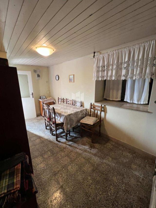 Kamena istarska kuća s vrtom u blizini Vrsara 