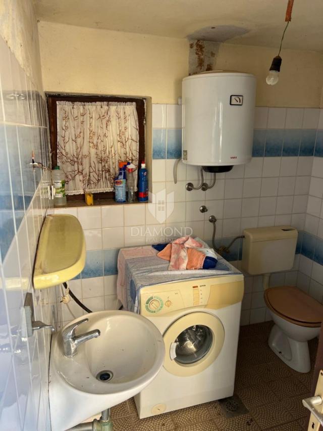 Kamena istarska kuća s vrtom u blizini Vrsara 