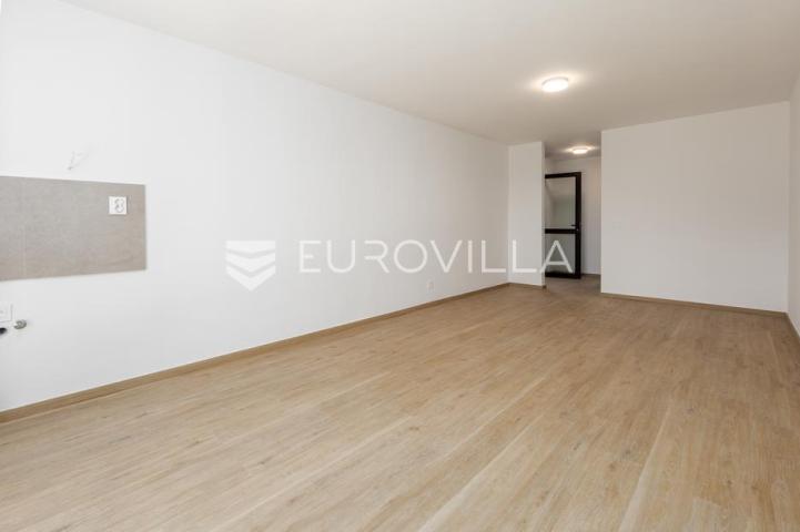 Istra, Duga Uvala, prizemlje, adaptirani apartman u sklopu naselja s pogledom na more,150 m od mora