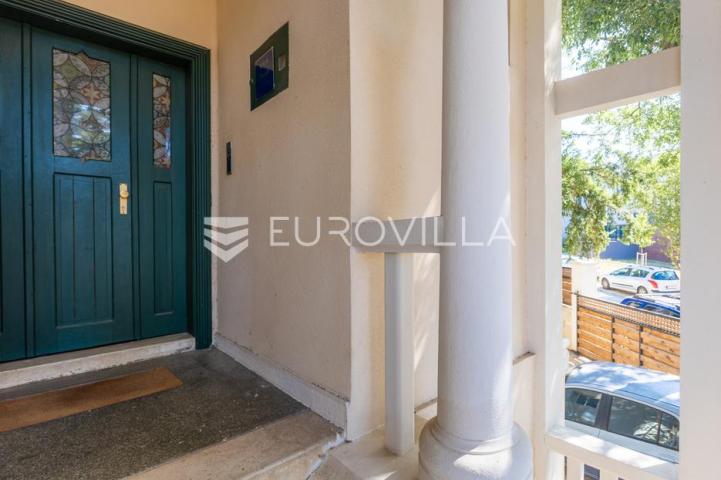 Istra, Pula, potpuno renovirani stan u austrougarskoj vili, 100 m od plaže