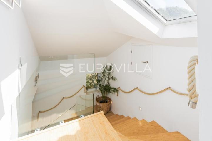 Istra, Pula, potpuno renovirani stan u austrougarskoj vili, 100 m od plaže
