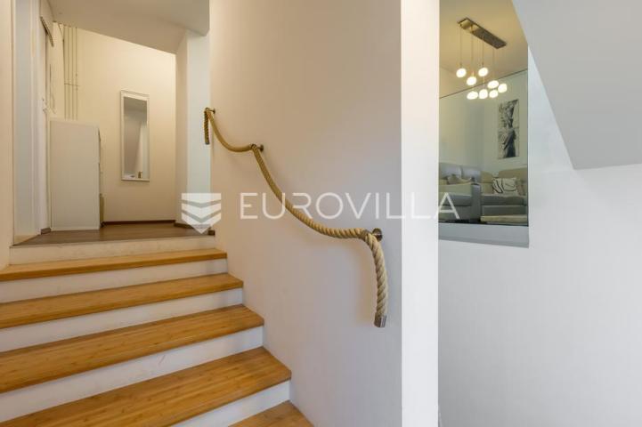Istra, Pula, potpuno renovirani stan u austrougarskoj vili, 100 m od plaže