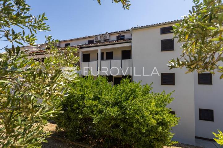 Istra, Duga Uvala, 1. kat, adaptirani apartman u sklopu naselja s pogledom na more,150 m od mora