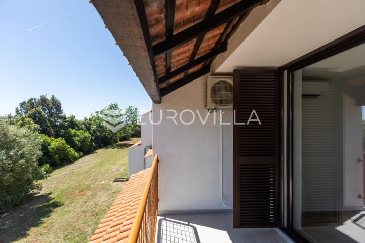 Istra, Duga Uvala, 1. kat, adaptirani apartman u sklopu naselja s pogledom na more,150 m od mora