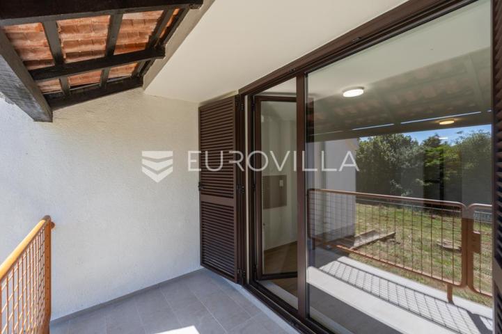Istra, Duga Uvala, prizemlje, adaptirani apartman u sklopu naselja s pogledom na more,150 m od mora