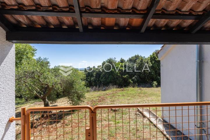 Istra, Duga Uvala, prizemlje, adaptirani apartman u sklopu naselja s pogledom na more,150 m od mora