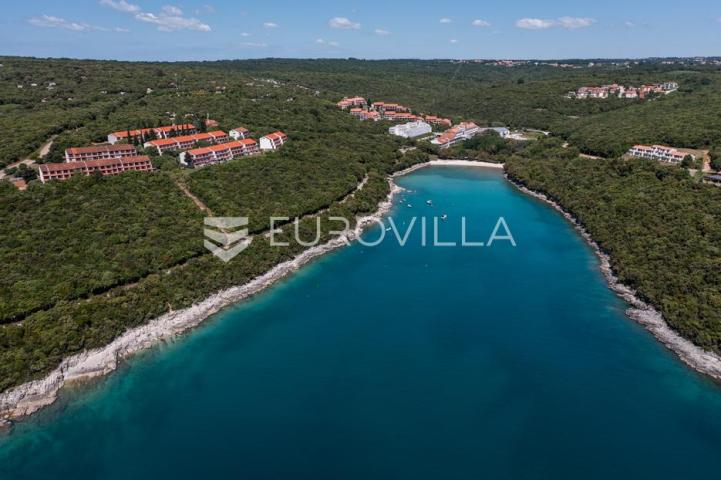 Istra, Duga Uvala, 2. kat, adaptirani apartman u sklopu naselja s pogledom na more, 150 m od mora