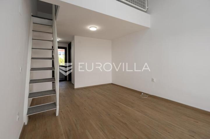 Istra, Duga Uvala, 2. kat, adaptirani apartman u sklopu naselja s pogledom na more, 150 m od mora