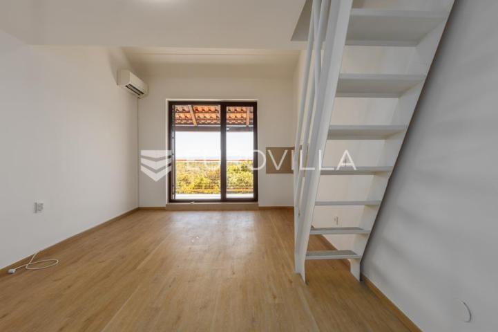 Istra, Duga Uvala, 2. kat, adaptirani apartman u sklopu naselja s pogledom na more, 150 m od mora